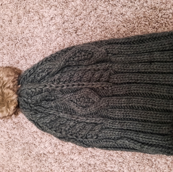 Pom pom grey toque - Picture 2 of 2